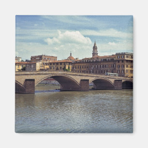 Imán Europa, Italia, Florencia. El río Arno fluye