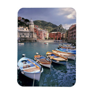 Imán Europa, Italia, Vernazza. Barcos pintados de forma