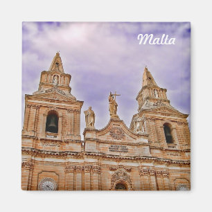 Imán Fachada de la iglesia en el pueblo de Mellieha en 