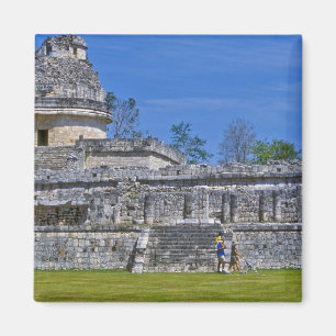 Imán Familia de turistas pasa junto a antiguo Mayan