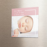 Imán Fancy Cute Baby Photo | Rosa y blanco | Cita<br><div class="desc">Presentamos nuestra "Colección de momentos alegres", donde la felicidad se encuentra con la creatividad! Celebra la alegría y la maravilla de la vida con nuestros impresionantes productos Pink Background Baby Photo Quote. Ya sea que esté de compras o buscando el regalo perfecto, nuestra colección promete alegrar su día y calentar...</div>