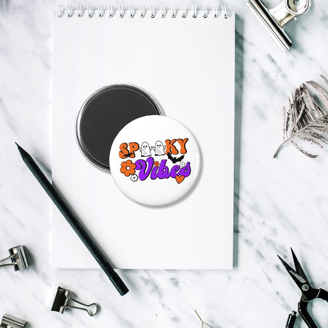 Imán Fantasmas de vibraciones espeluznantes (Spread spooky vibes with this whimsical Halloween magnet.)