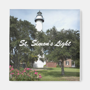 Imán Faro, césped, y Bush floreciente