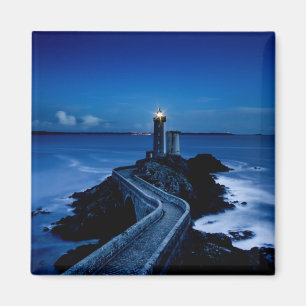 Imán Faro en la pared en el océano por la noche