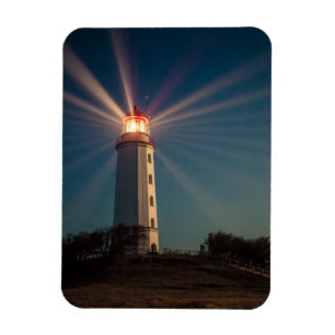 Imán Faro en una colina que brilla en la noche