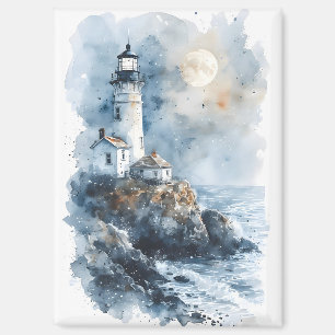 Imán Faro iluminado por luna en la costa rocosa