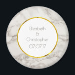 Imán Faux Marble Alabaster Taupe Tan moderno Boda<br><div class="desc">Un imán de memento boda personalizado con una elegante textura de fondo de alabastro de mármol de FAUX. Colores de tonos tostados/tostados y crema que se mezclan, creando interesantes patrones para un estilo moderno y elegante. Personalice con sus nombres y fecha de boda dentro de un círculo blanco con un...</div>