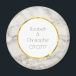 Imán Faux Marble Alabaster Taupe Tan moderno Boda<br><div class="desc">Un imán de memento boda personalizado con una elegante textura de fondo de alabastro de mármol de FAUX. Colores de tonos tostados/tostados y crema que se mezclan, creando interesantes patrones para un estilo moderno y elegante. Personalice con sus nombres y fecha de boda dentro de un círculo blanco con un...</div>