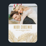 Imán Faux Relieve metalizado dorado Pine Needles Merry<br><div class="desc">Feliz Navidad! ¡Traiga un toque de alegría navideña a su casa con nuestro imán de Navidades fotográficos de Personalizable! Perfecto para mostrar recuerdos preciados, este imán te permite personalizarlo con tu foto festiva favorita, haciéndolo un complemento único a tu decoración de vacaciones. Un regalo ideal para la familia y los...</div>