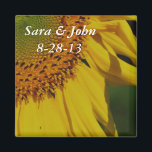 Imán Favor de la Boda de Girasol Amarillo<br><div class="desc">Los pétalos de girasol amarillo macro y la fotografía de flor central de la boda de Susan favorecen el imán refrigerador. Rellene su información en la plantilla. Haga más cambios en el texto y el tamaño, estilo y color del tipo de letra haciendo clic en el Personalizar. Si tiene alguna...</div>