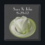 Imán Favor de la boda de la flor de los tulipanes blanc<br><div class="desc">Delicado tulipán blanco sobre un fondo negro ahorra la invitación de la fecha boda favorecer el imán de la nevera. Rellene su información en la plantilla. Haga más cambios en el texto y el tamaño, estilo y color del tipo de letra haciendo clic en el Personalizar. Si tiene alguna pregunta...</div>