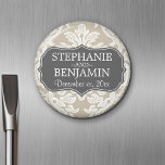Imán Favor de la boda del patrón de Damasco beige gris<br><div class="desc">Un patrón clásico en colores de moda que puedes personalizar con tus propias fechas de aniversario. Haga clic en el botón Personalizar para ajustar la ilustración si es necesario.</div>