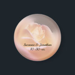 Imán Favor de la boda rosa amarilla suave<br><div class="desc">rosa amarillo suave y onírico con resaltes rosados florales salva la invitación del boda de fecha o favorece el imán del refrigerador. Rellene su información en la plantilla. Haga más cambios en el texto y el tamaño, estilo y color del tipo de letra haciendo clic en el Personalizar. Esta imagen...</div>