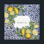 Imán Favor de matrimonio portugués para lémulos mediter<br><div class="desc">Baldosas tradicionales pintadas a mano de Portugal con limones mediterráneos. Obra de arte de azulejos azulejo azul y blanco de hojas de flores. Un bonito diseño mediterráneo que representa los limones amarillos con su vegetación y flores en un marco portugués de época azul y blanca. El texto boda está enmarcado...</div>