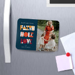 Imán Fe de escritura moderna Esperanza Amor Famoso Fest<br><div class="desc">Escritura contemporánea moderna "faith hope love" junto con una fuente de escritura serif para su personalización creando un diseño de vacaciones súper moderno y colorido. Puede elegir entre dos opciones de color de fondo diferentes: azul marino y naranja. Visita nuestra tienda para ver más artículos de esta colección.</div>