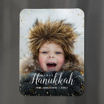 Imán Feliz Hanukkah | Superposición de la fotografía de<br><div class="desc">imanes de fotos de vacaciones impresos por personalizados con una plantilla sencilla para la personalización. Este diseño moderno de moda tiene un purpurina falso y un elegante texto de caligrafía. El texto dice "Hanukkah". Personalízalo con tus fotos y agrega tu apellido y el año. Utilice las herramientas de diseño para...</div>