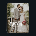 Imán Feliz Navidad | Navidades fotográficos Bodas<br><div class="desc">Este imán Navidad es perfecto para mostrar tu foto boda favorita. La parte delantera tiene una apertura completa para tu foto y la palabra "Merry" en un tipo de letra en negrita con opciones para personalizar con tu apellido y año.</div>