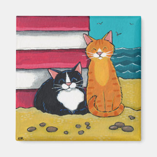 Imán Feliz Tuxedo y gato tabby en la playa