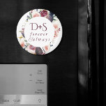 Imán Fibras en Blogueo | Moody Rustic Monogram Wreath<br><div class="desc">Ricos, oscuros y florales acuarelas, modernos y pintados a mano, con un marco redondo de flores de color húmedo y morado, con las iniciales monográficas de la pareja, que dan un toque romántico moderno con flores de borgoña, marsala y rojos de vino con peonías de rosa púrpura y rosa y...</div>