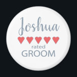 Imán Fiesta de novias y bodas 5 Heart Groom<br><div class="desc">Los miembros de la fiesta nupcial y nupcial se sentirán amados y apreciados con un regalo de "cinco corazones" hecho especialmente para ellos. El amor es de lo que se trata. Ya sea un boda de ciudad o una boda de destino, los artículos personalizados le harán sonreír. Las camisetas del...</div>