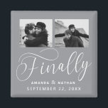 Imán Finalmente Boda Minimalista 2 Foto Guardar la fech<br><div class="desc">Ha merecido la pena esperar y ahora está listo para enviar por fin sus fechas guardadas! Estas bodas minimalistas ahorran a los imanes de fecha son perfectamente simples pero a la vez super modernos. Personaliza fácilmente el diseño añadiendo tus propias fotos, nombres y fecha de boda. Se pueden encontrar elementos...</div>