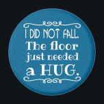 Imán Floor Hug Funny<br><div class="desc">Un imán gracioso para explicar esas caídas incómodas. Hace un gran regalo o un regalo para ti mismo. Puede cambiar el fondo negro a otro color seleccionando el botón "personalizar" y eligiendo otro color de fondo. Los colores oscuros funcionan mejor con el texto blanco.</div>