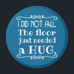 Imán Floor Hug Funny<br><div class="desc">Un imán gracioso para explicar esas caídas incómodas. Hace un gran regalo o un regalo para ti mismo. Puede cambiar el fondo negro a otro color seleccionando el botón "personalizar" y eligiendo otro color de fondo. Los colores oscuros funcionan mejor con el texto blanco.</div>