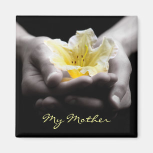Imán Flor amarilla en las manos para la madre
