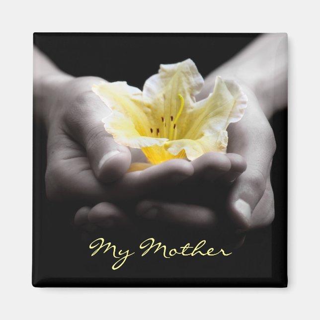 Imán Flor Amarilla En Manos Para La Madre (Frente)