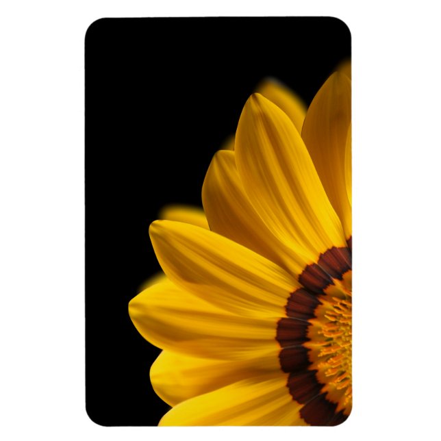Imán Flor amarilla sobre fondo negro (Vertical)
