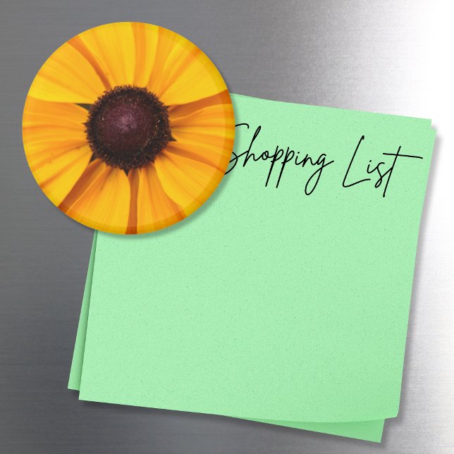 Imán Floral amarilla y marrón (A yellow flower refrigerator magnet features a brown eyed susan.)