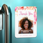Imán Floral rosa moderno elegante gracias<br><div class="desc">Expresar su gratitud con estilo usando nuestros imanes de fotos de agradecimiento. Pida ahora y di "gracias" a toda tu familia y amigos. Diseñados con un diseño moderno y rústico, estos imanes presentan delicados acentos florales en tonos suaves de color rosa, añadiendo un toque elegante a su mensaje de agradecimiento....</div>