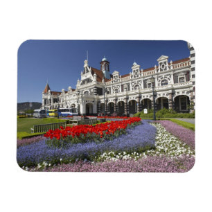 Imán Flores de primavera y estación de tren histórica,