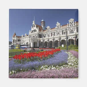 Imán Flores de primavera y estación de tren histórica,
