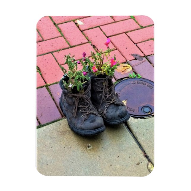 Imán Flores en viejos botes (Vertical)