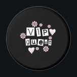 Imán Flores invitados VIP<br><div class="desc">Tarjetas VIP Guest,  mousepads,  cadenas de claves,  y más con texto blanco y diseño de flores en un fondo negro.</div>