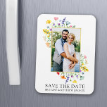 Imán Flores silvestres acuáticas Foto Guardar la fecha<br><div class="desc">Moderno acuarela Boda de Flor silvestre Invitación de compromiso Save The Date Magnet incluye delicado amarillo,  rosa,  melocotón,  azul polvoriento,  verde salvia,  violeta,  rojo y naranja de flores silvestres,  amapolas,  hojas de eucalipto y otras hermosas plantas botánicas sobre un marco dorado. Foto de pareja.</div>