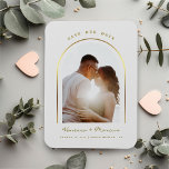 Imán Foto Boda De Marco Con Arcos De Oro Guardar La Fec<br><div class="desc">El diseño presenta un magnífico marco de arco dorado para su mejor Save Our Date Photo,  con un guión de caligrafía delgada,  en un fondo de color crema boda.  Fácilmente personalizar con nombres,  fecha,  ubicación de elección.  Ideal para cualquier tipo de boda en cualquier época del año.</div>