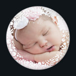 Imán Foto de bebé con marco de Berry blanca<br><div class="desc">Un círculo de bonito,  bayas florales blancas y hojas enmarcan delicadamente tu foto de bebé favorita para crear el regalo perfecto para los padres y abuelos o para mantenerte y congelar el tiempo.</div>