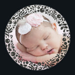 Imán Foto de bebé con marco de Berry negro<br><div class="desc">Un círculo de bonito,  bayas gráficas florales y hojas enmarcan delicadamente tu foto de bebé favorita para crear un conservador perfecto o regalar como regalo a padres y abuelos.</div>
