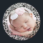 Imán Foto de bebé con marco de Berry negro<br><div class="desc">Un círculo de bonito,  bayas gráficas florales y hojas enmarcan delicadamente tu foto de bebé favorita para crear un conservador perfecto o regalar como regalo a padres y abuelos.</div>