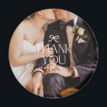 Imán Foto de Boda con Lazo Coquette de Agradecimiento<br><div class="desc">Muestra tu gratitud de la manera más elegante con el Imán de Foto de Boda con Lazo Coquette de Agradecimiento. Este imán chic y sofisticado presenta una hermosa foto de boda tuya y de tu pareja, junto con un dulce mensaje de "Gracias" y un delicado diseño de lazo coquette. Es...</div>