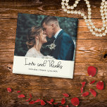 Imán Foto de boda elegante marfil Amor y Agradecimiento<br><div class="desc">Comparte tu gratitud con este elegante imán de boda de “Amor y Agradecimiento” en marfil. La parte delantera presenta tu foto de boda favorita junto con tus nombres personalizados y fecha, creando un recuerdo que tus invitados atesorarán. Un regalo de agradecimiento pequeño perfecto que es elegante y significativo ideal para...</div>