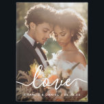 Imán foto de compromiso boda amor parejas nombres fecha<br><div class="desc">Imán de frigorífico que presenta su foto personalizado con texto en blanco superpuesto "amor" en un elegante tipo de letra de guión y los nombres y fecha a continuación.</div>