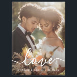Imán foto de compromiso boda amor parejas nombres fecha<br><div class="desc">Imán de frigorífico que presenta su foto personalizado con texto en blanco superpuesto "amor" en un elegante tipo de letra de guión y los nombres y fecha a continuación.</div>