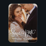 Imán Foto de entubación a mano de Bonito blanco salva l<br><div class="desc">Una fotografía elegante y moderna permite guardar el imán de fecha con caligrafía moderna. Personalice esta imagen vertical para guardar el imán de fecha añadiendo su propia foto y detalles. Artículos similares están disponibles en mi tienda.</div>