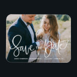 Imán Foto de entubación de mano blanca Guardar fecha<br><div class="desc">Una fotografía elegante y moderna permite guardar el imán de fecha con caligrafía moderna. Personalice esto para guardar el imán de fecha añadiendo su propia foto y detalles. Artículos similares están disponibles en mi tienda.</div>