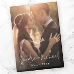 Imán foto de fecha de dos nombres de pareja de compromi<br><div class="desc">Un imán frigorífico que presenta los nombres de la pareja en un tipo de letra manuscrita con la fecha de abajo como superposición sobre una foto personalizado.</div>