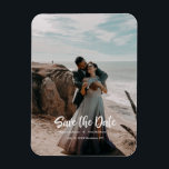 Imán Foto de la etiqueta de mano Guardar la fecha<br><div class="desc">Diseño fotográfico completo con grabado a mano Sentir Guardar la tarjeta de fecha perfecta para enviar a tus amigos y familia.</div>
