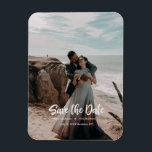 Imán Foto de la etiqueta de mano Guardar la fecha<br><div class="desc">Diseño fotográfico completo con grabado a mano Sentir Guardar la tarjeta de fecha perfecta para enviar a tus amigos y familia.</div>